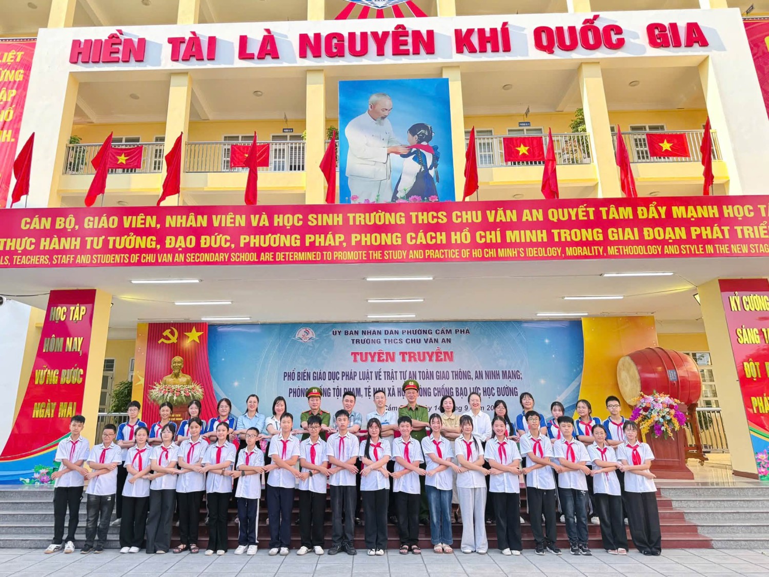 Trường THCS Chu Văn An phối hợp với Công an phường Cẩm Phả tổ chức “Tuyên truyền phổ biến, giáo dục pháp luật về trật tự ATGT, an ninh mạng, phòng chống tội phạm, tệ nạn xã hội; phòng chống bạo lực học đường”