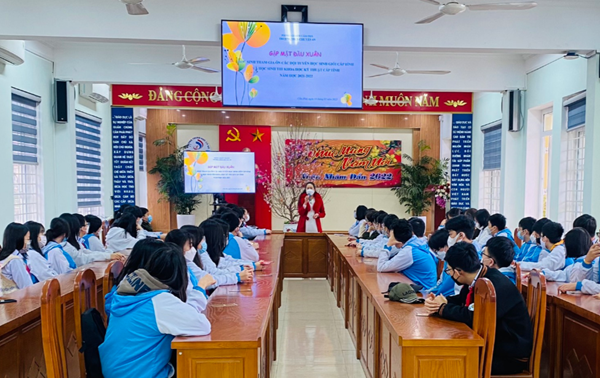 Nhà giáo Lê Thị Bích Huệ - Bí thư chi bộ, Hiệu trưởng Trường THCS Chu Văn An  phát biểu trong buổi gặp mặt